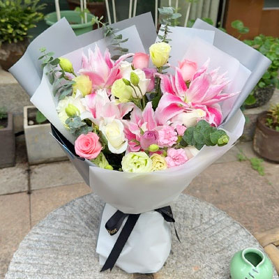 安顺9朵玫瑰混搭百合，爱恋纯真无邪