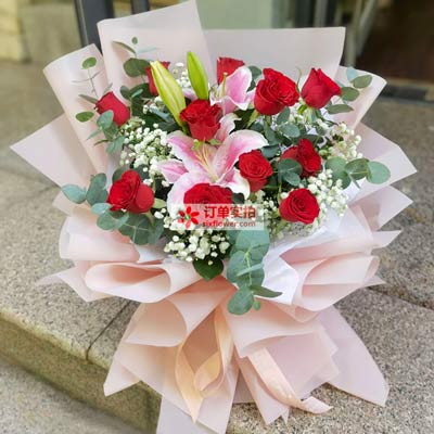 安顺11朵红玫瑰百合，全世界里只有一个你